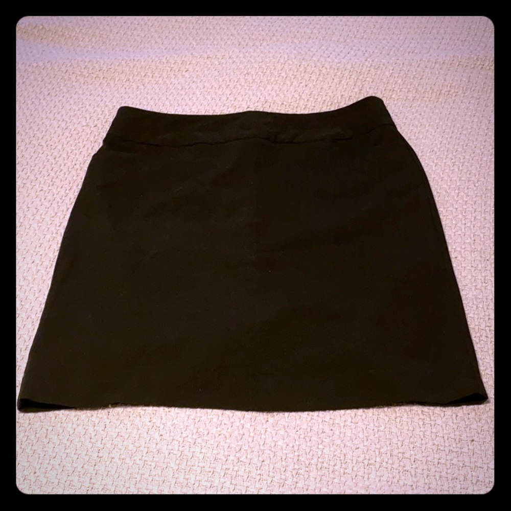 🖤 Essential skirt w/ pockets!